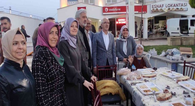 AK Partinin iftarına yoğun katılım