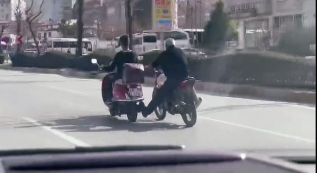 Akan trafikte tehlikeli yardımlaşma