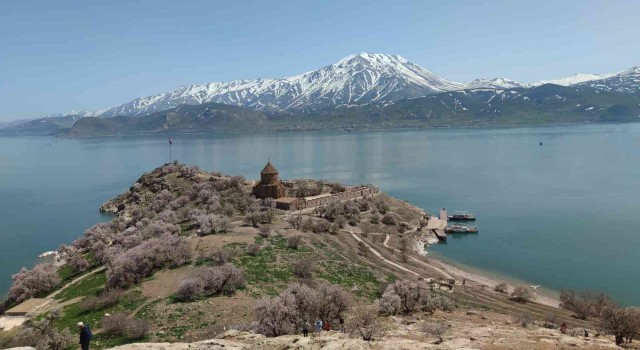 Akdamar Adasında ilkbahar güzelliği