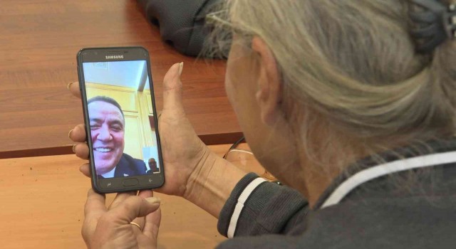 Akıllı telefon kursuna katılan yaşlılar, Başkan Böceki görüntülü aradı