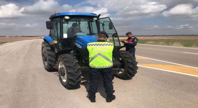 Aksaray jandarma trafikten traktörlere denetim