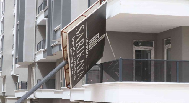 Aksarayda kuvvetli rüzgar toz bulutu oluşturdu, tabelaları devirdi