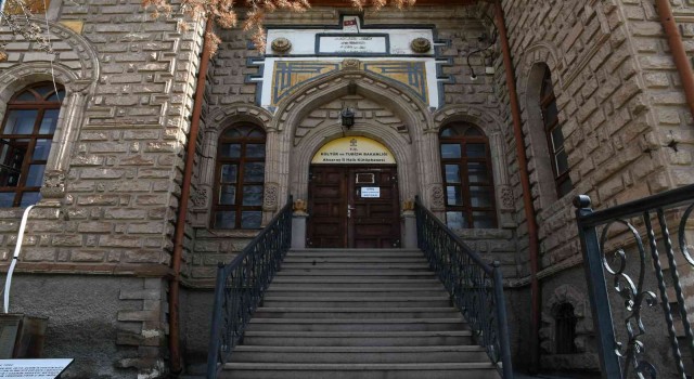 Aksarayın ilk valisi tarafından yaptırılan “Bilgi Yurdu” 96 yıldır hizmet veriyor