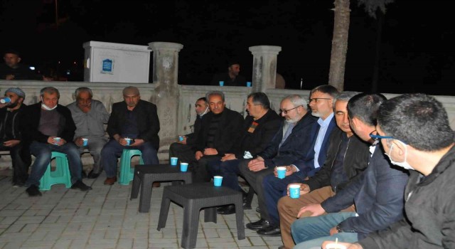 Akşehir Belediyesinin teravih sonrası közde çay ikramı devam ediyor