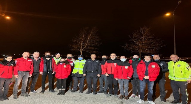 AKUT Eskişehirden nöbet tutan polislere ziyaret