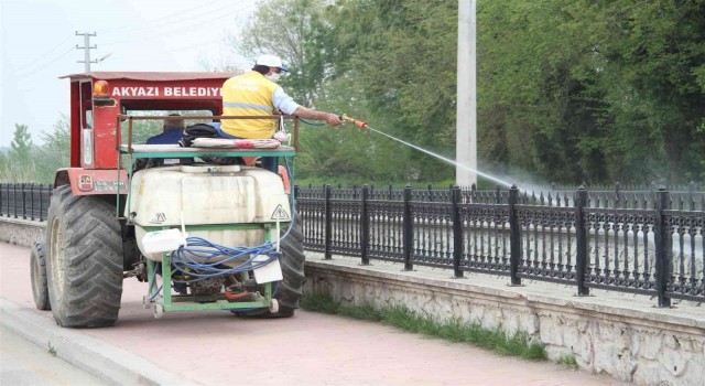 Akyazıda cadde ve sokaklar ilaçlanıyor