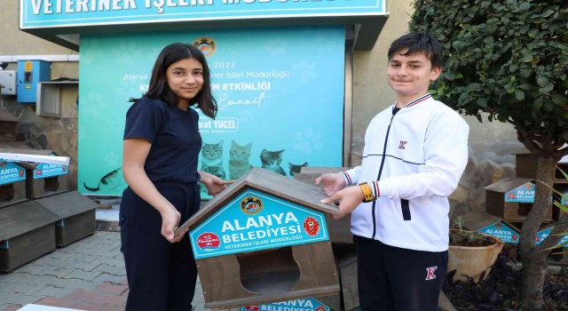 Alanyada miniklere can dostları için evler dağıtıldı