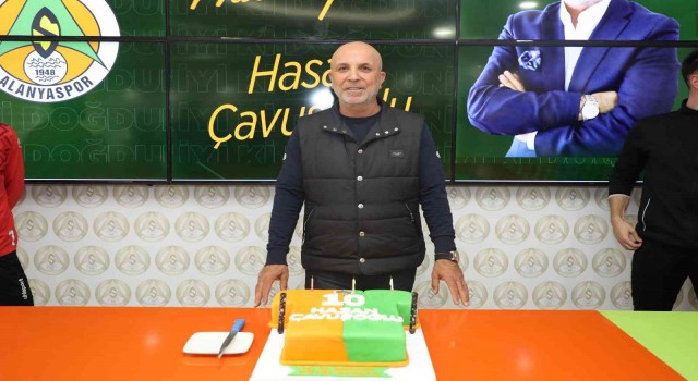 Alanyaspor, Başkan Çavuşoğlunun doğum gününü kutladı