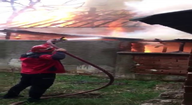Alev alev yanan tek katlı ev kullanılamaz hale geldi
