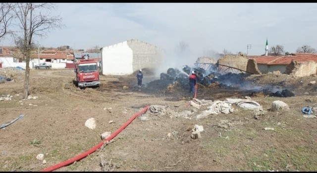 Alevler 100e yakın saman balyasını küle çevirdi