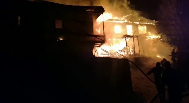 Alevler geceyi aydınlattı, 4 ahşap ev yanarak kül oldu