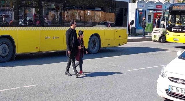 Alibeyköyde tramvaya ulaşmak isteyen vatandaşların zorlu imtihanı