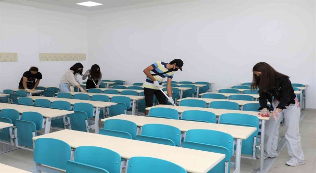 ALKÜlü gençler bir günlüğüne okul personelinin yerine geçti
