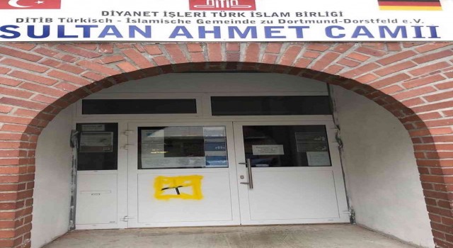 Almanyada camiye ırkçı saldırı