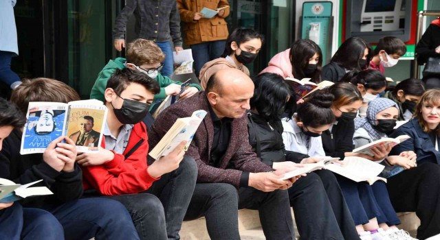 Altınova, her yerde kitap okuyor