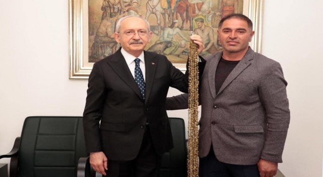 Amasyalı çiftçilerin geçim kaynağı olan “çiçek bamyası” Kılıçdaroğluna hediye edildi