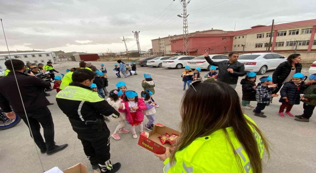 Anaokulu öğrencileri polisin misafiri oldu