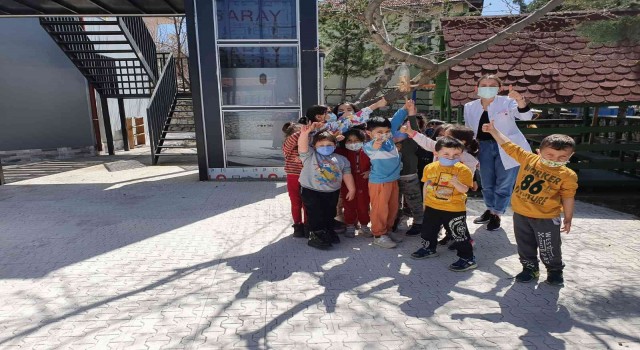 Anaokulu öğrencilerine ‘karakterime değer kat öğretmenim projesi