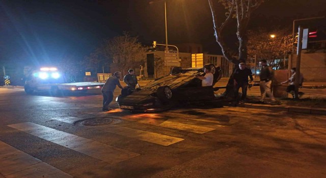 Ankarada iki otomobil çarpıştı: 3 yaralı