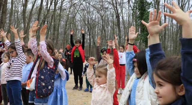 Anne ve çocuklar Ormanyada