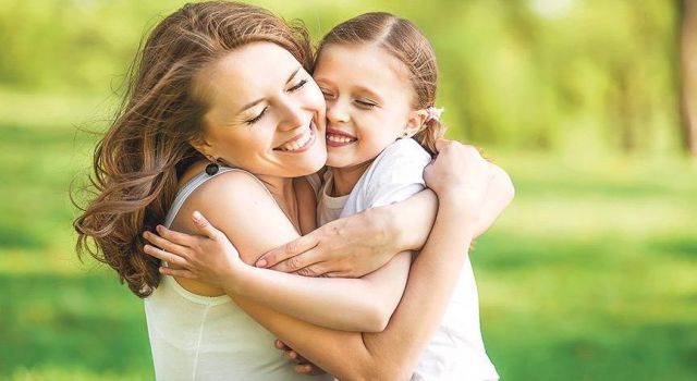 Anneler İçin Elbise ve Ayakkabı Hediye Fikirleri