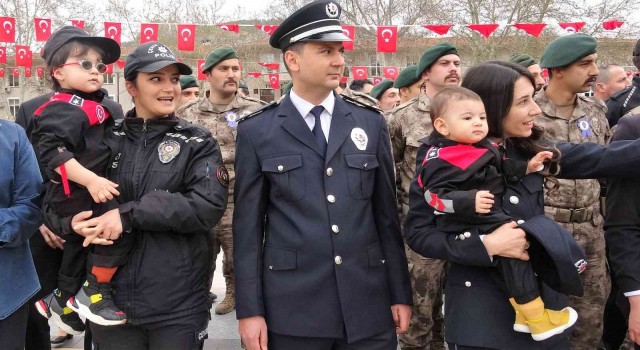 Annelerinin kucağındaki minik polisler ilgi odağı oldu