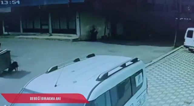 Annesinin Nisa Mihriban bebeği sokağa bıraktığı anlar kamerada