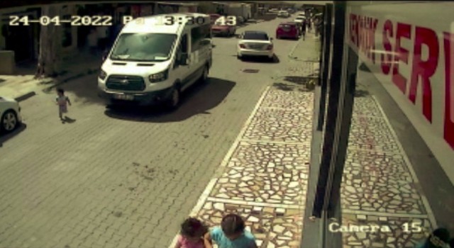 Antalyada 2 yaşındaki Doruk, minibüsün altında kalarak hayatını kayetti
