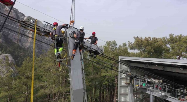 Antalyada 4 bin 350 metre uzunluğundaki teleferiğin çekici halatı değiştirildi