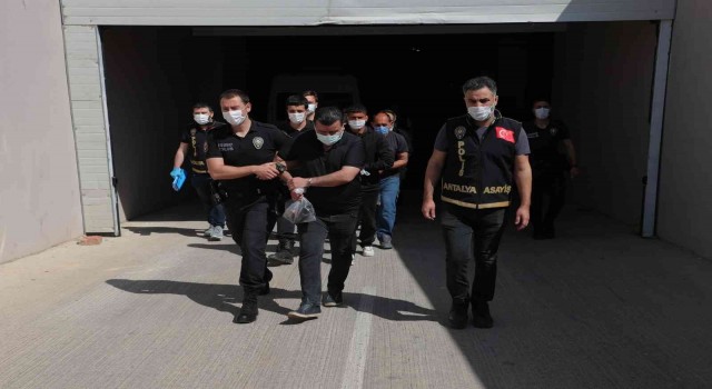 Antalyada eşzamanlı operasyonda 51 aranan şahıs yakalandı