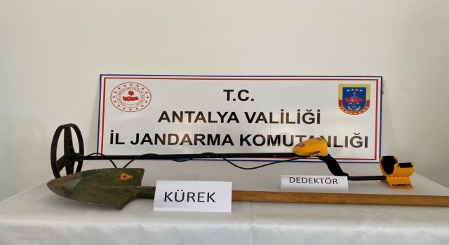 Antalyada kaçak kazıya jandarmadan suçüstü