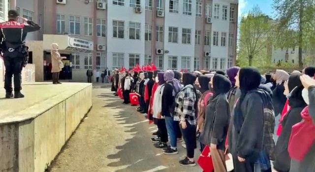 Antalyada ‘kavga ihbarına giden polislere öğrencilerden İstiklal Marşı sürprizi