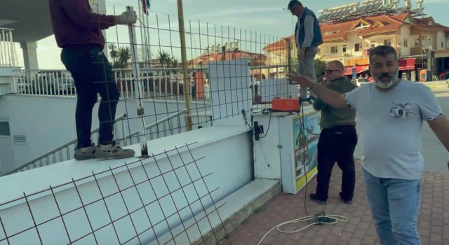 Antalyada kiracıların indirdiği asansörlü duvara otel sahibinden tel örgülü önlem