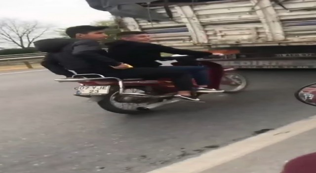Antalyada motosikletli gençlerden yürekleri ağza getiren hareket