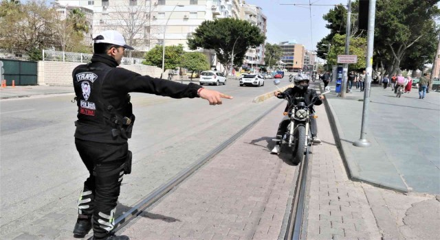 Antalyada polisin şok denetimine tramvay yolunda yakalanan gencin son pişmanlığı fayda etmedi