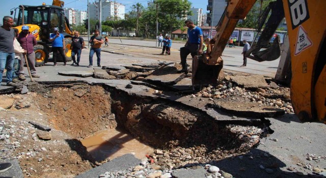 Antalyada su borusu patladı, yol çöktü