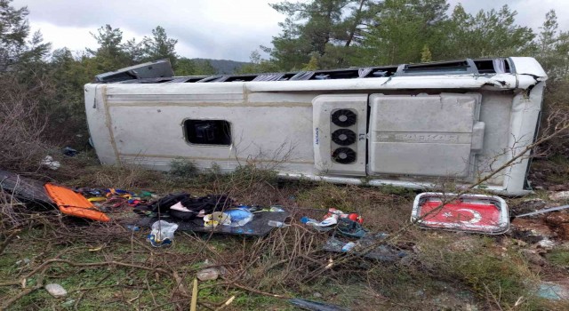 Antalyada tur midibüsü devrildi: 7 turist yaralı