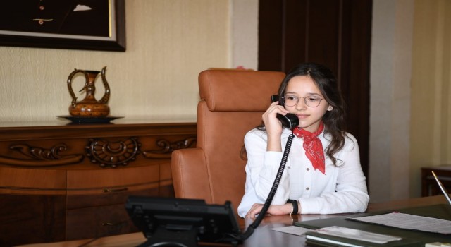 Antalyada vali koltuğuna oturan öğrenci, çocukların polis araçlarıyla gezdirilmesini istedi