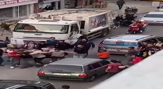 Antalyada yol verme yüzünden çıkan kavgada tekme ve yumruklar havada uçtu