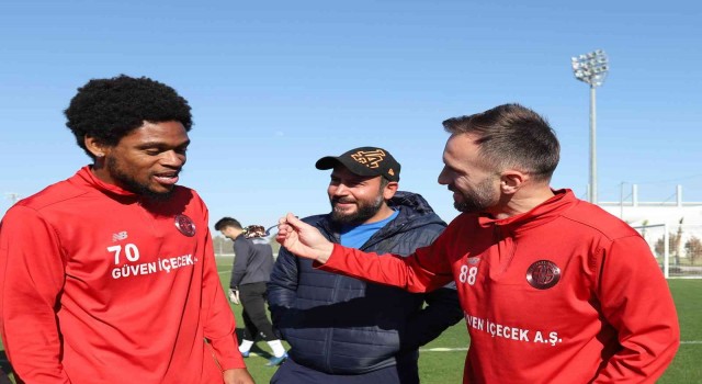 Antalyasporda yıldız futbolcu Luiz Adrianoya doğum günü kutlaması