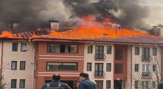 Apartmanın çatısı bir anda alev topuna döndü