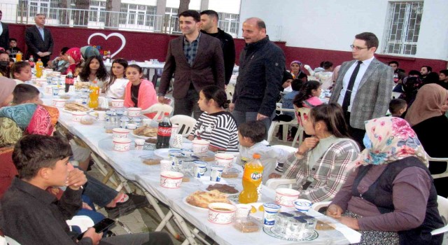 Arabanda öksüz ve yetim çocuklara iftar verildi
