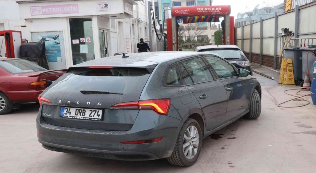 Araçların üzerine çamur yağdı, sürücüler oto yıkamacılara koştu