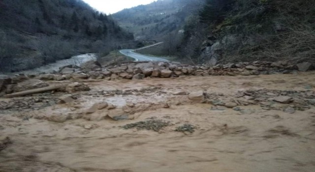 Araklı-Bayburt yolu hem çığ hem de heyelan nedeniyle ulaşıma kapandı