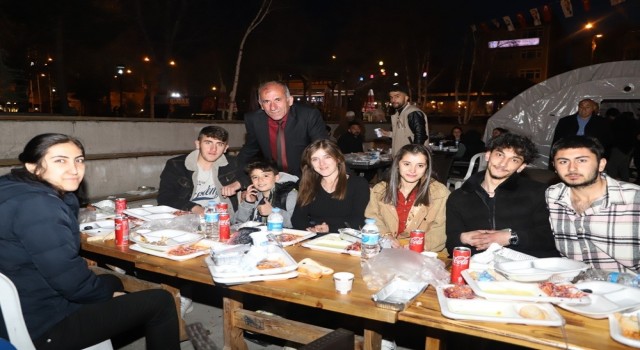 Ardahanda belediyenin iftar yemeğine yoğun ilgi