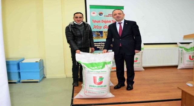 Ardahanda çiftçilere tohum dağıtıldı