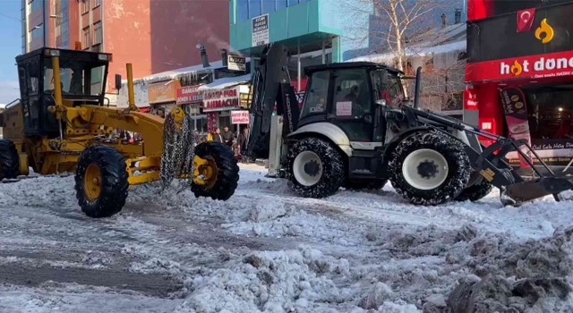Ardahandan belediyeden sokaklarda kar temizliği