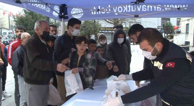 Arnavutköyde iftarda yolda kalanlara iftariyelik ikramı