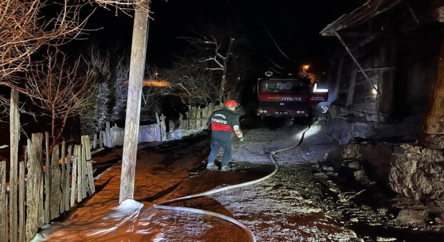 Artvinde gece çıkan yangında iki katlı ev kullanılamaz hale geldi