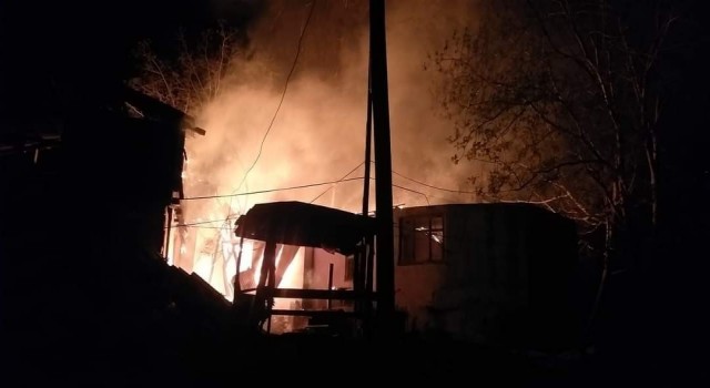 Artvinde gece iki katlı evde yangın çıktı